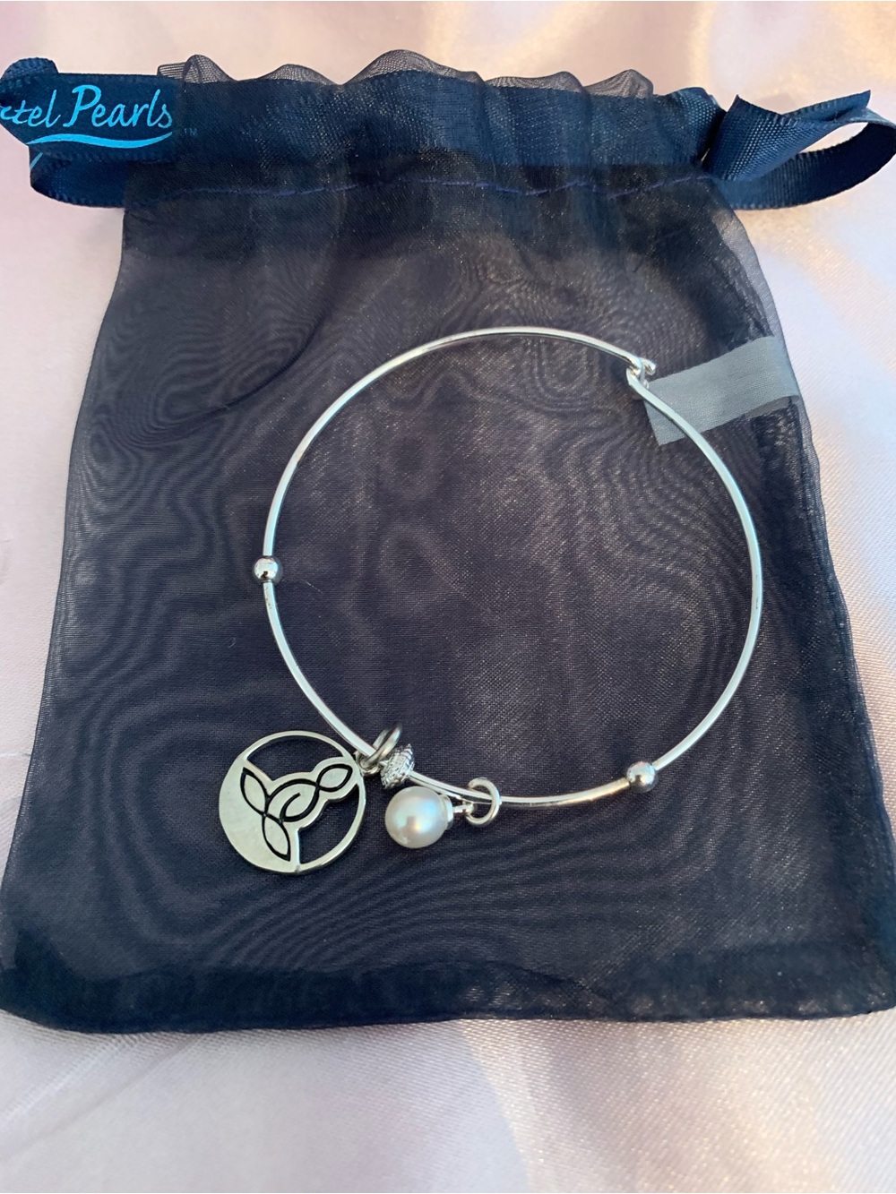 Vantel Pearls Pearl Yoga Charm Silver Bangle Bracelet with White Pearl
